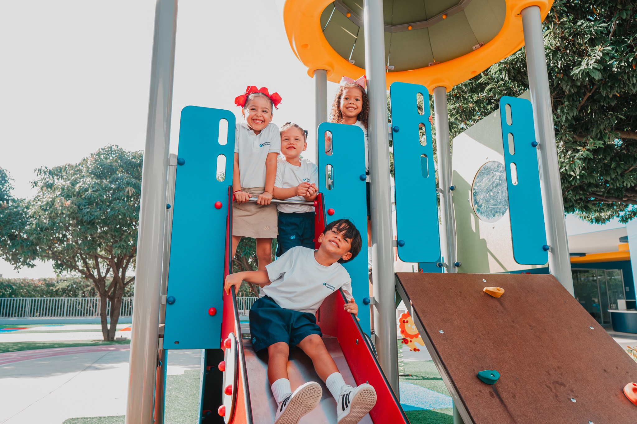 Grupo de niños en el parque de kinder