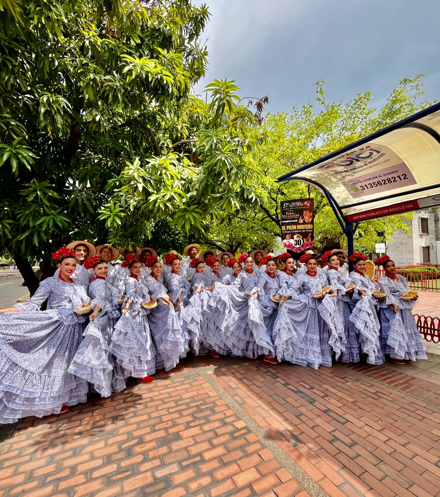 Grupo de jóvenes que participaron en el desfile de piloneras en la versión 57 del Festival Vallenato