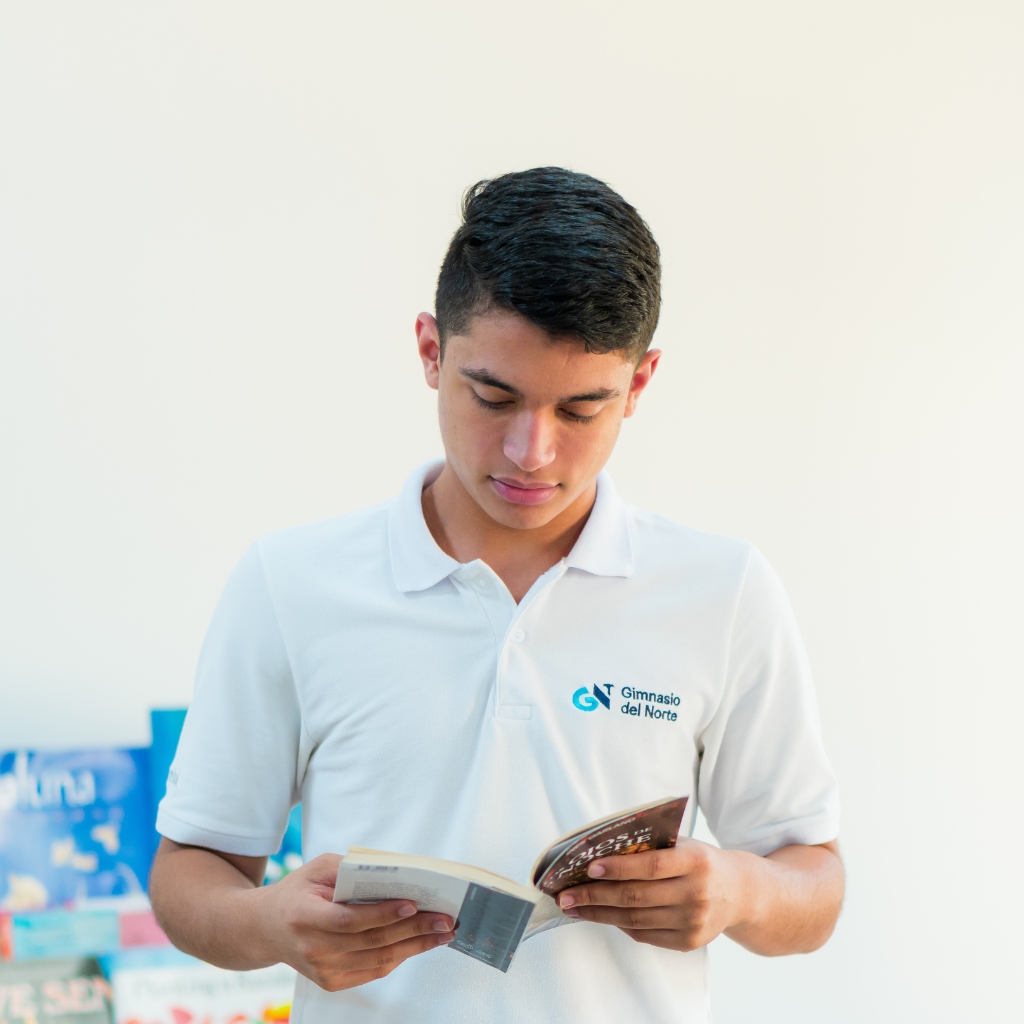 Joven con libro abierto