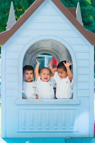 Niños sonriendo en la zona de juegos