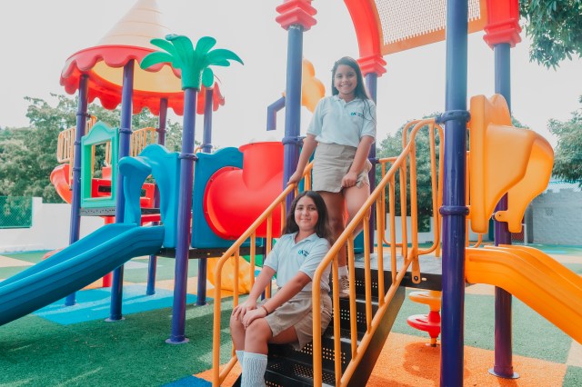 Estudiantes en el parque sonriendo