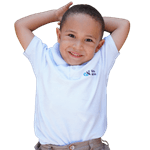 Niño mirando a camara sonriendo