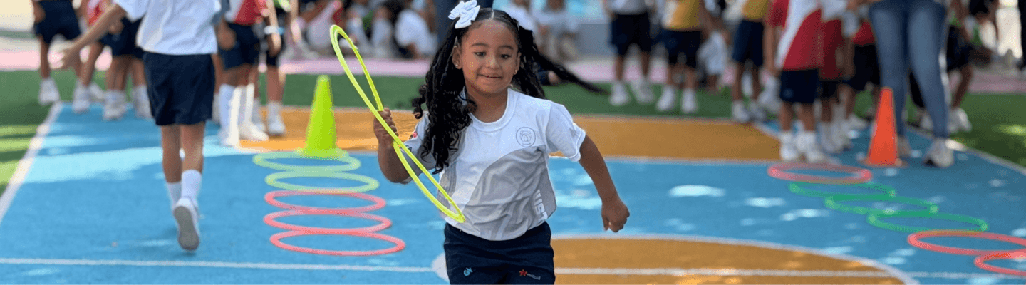 Niña corriendo con uniforme de deporte