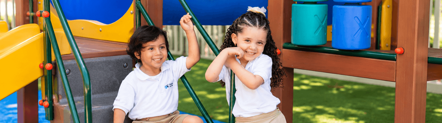 Niños sonriendo en parque infantil