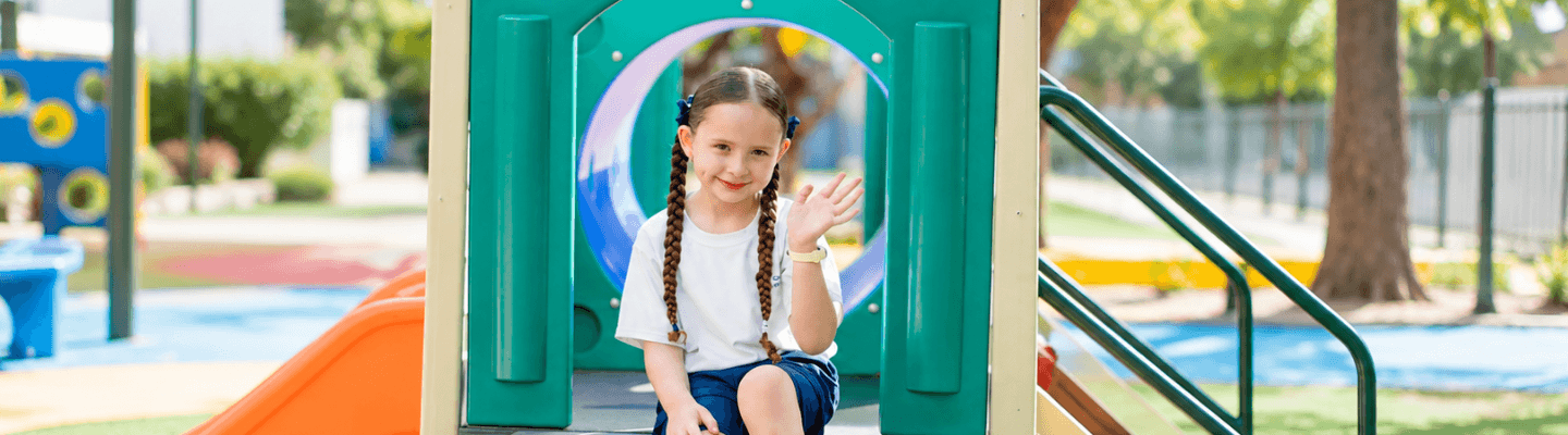 Niña sonriendo en parque infantil