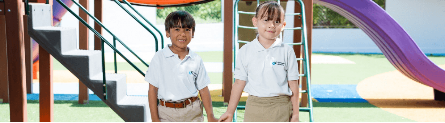 Estudiantes sonriendo en parque zona primaria